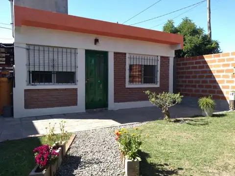 Excelente casa sobre Vic. de la Plaza, Barrio Santa Ana