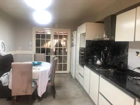 EXCELENTE CASA – 5 AMB – ¡ TERRAZA CON DECK Y PISCINA !