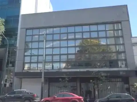 Local tipo edificio 3 plantas calle Caseros Distrito Tecnológico Parque Patricios