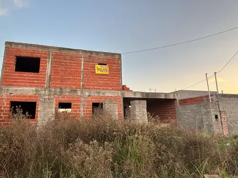 Lote Edificado en Barrio Santa Ana con Escritura