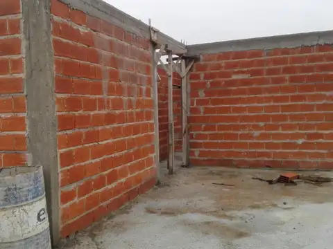 Lote Edificado en Barrio Santa Ana con Escritura