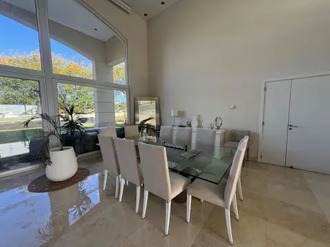 Casa 6 ambientes con 7 baños