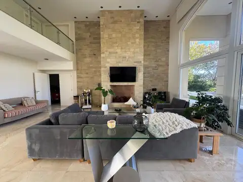 Casa en Venta con 7 cocheras