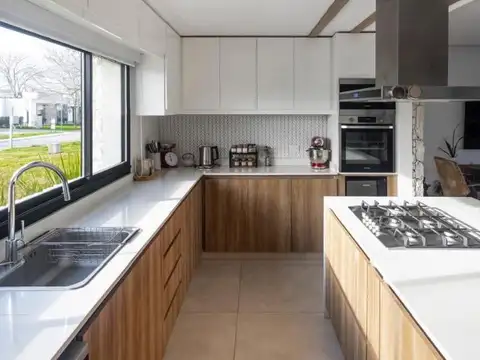 Casa 5 ambientes con 3 baños