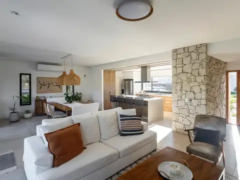 Casa en Venta con 3 cocheras