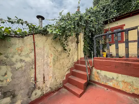 Venta PH 4 ambientes a reciclar con terraza propia en Colegiales