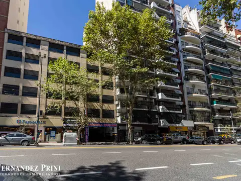 Cochera fija de 14m² sobre Av. Pueyrredon, frente a Hospital Alemán