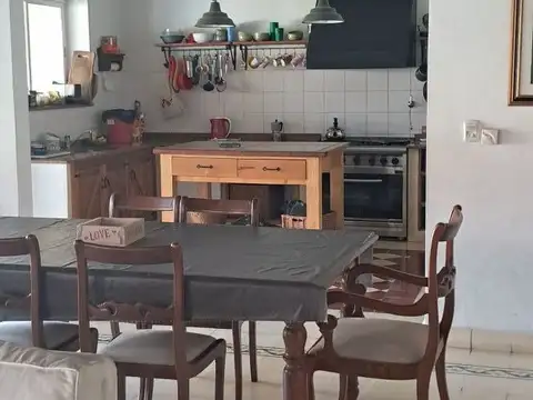 Casa en Alquiler con 2 cocheras