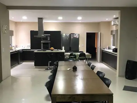 Excelente Chalet, bariio Fincas de San Vicente, permutaria.-