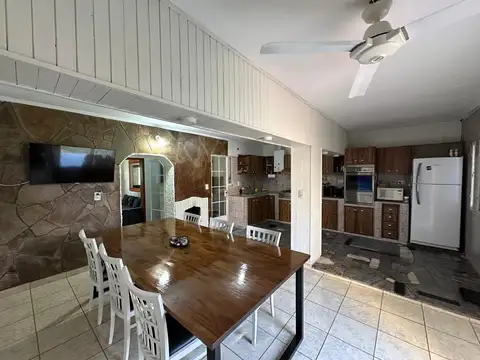 Casa en venta 3 dormitorios cochera, patio, quincho y pileta en Granadero Baigorria