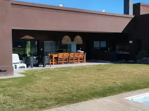 Casa en venta - 5 Dormitorios 4 Baños - Luján