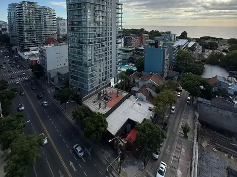 Excelente semipiso de tres ambientes, en piso 13 tipo penthouse sobre Av. del Libertador