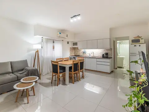 Venta Departamento 2 ambientes con terraza - Primer piso por escalera