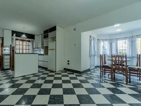 VENTA - Casa 5 dormitorios, con jardin y piscina - Barrio Tango, Fisherton.