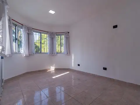 Casa 9 ambientes con 3 baños