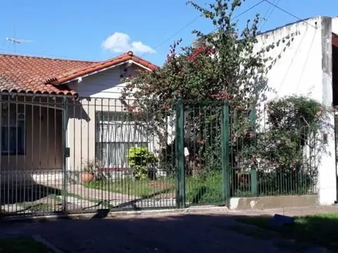 Chalet 4 ambientes con jardín en excelente ubicación!