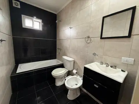 VENTA CASA 4 AMB CON  COCHERA 2 AUTOS, BERAZATEGUI