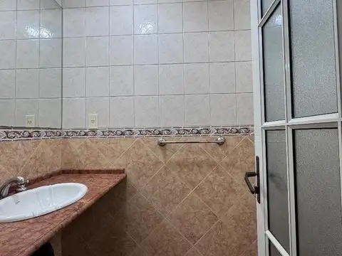 LOCAL COMERCIAL EN PLANTA BAJA. - SIN EXPENSAS.