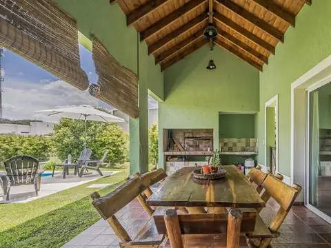 Casa 4 ambientes con 2 baños