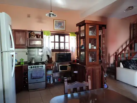 Casa 4 ambientes con 2 baños