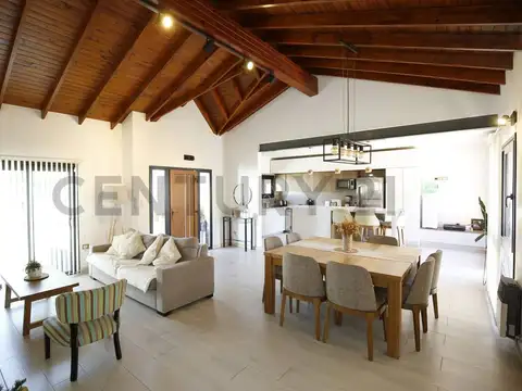 Casa en Venta con 2 cocheras