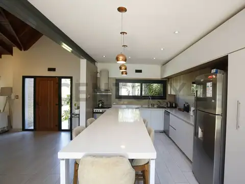 Casa 4 ambientes con 2 baños