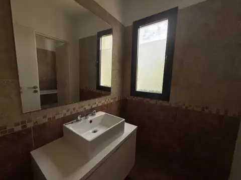Casa 5 ambientes con 3 baños