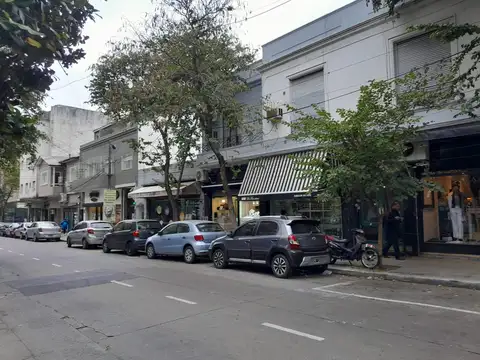 EXCELENTE LOCAL DE 4,50 X 8 EN LA MEJOR CUADRA DEL CENTRO COMERCIAL FLORIDA. A METROS DE LA ESTACION.