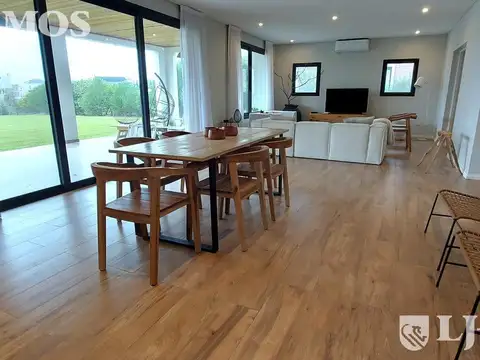 Casa en Alquiler con 1 cochera