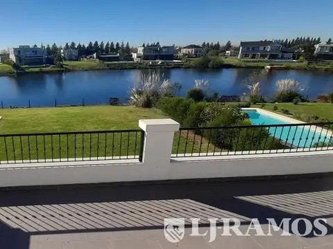 Amoblada. 3 Dormitorios, Escritorio, Playroom y Area Servicio.