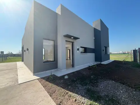 EN VENTA - CASA DE 2 DORMITORIOS Y JARDÍN EN FUNES NORTE