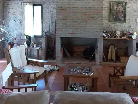 Casa 4 ambientes con 2 baños