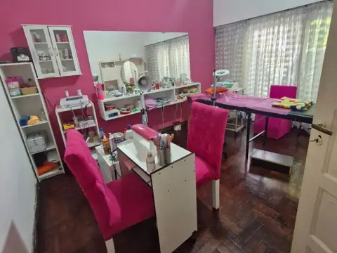 Venta  Casa 4 Amb. con cochera 2 autos, fondo libre en Caseros