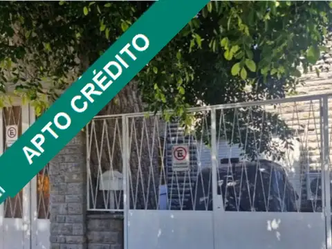 Venta  Casa 4 Amb. con cochera 2 autos, fondo libre en Caseros