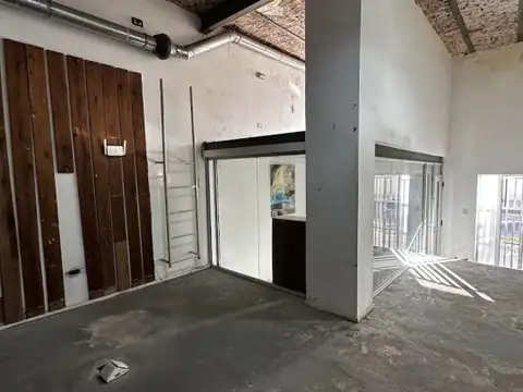 Oficina / local comercial a la calle en Pichincha