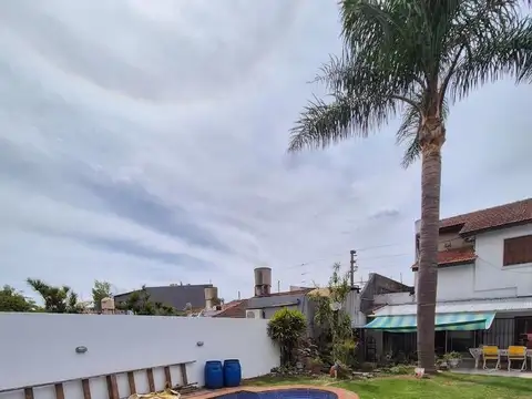 Casa en venta en Boulogne 5 ambientes con jardín quincho y pileta