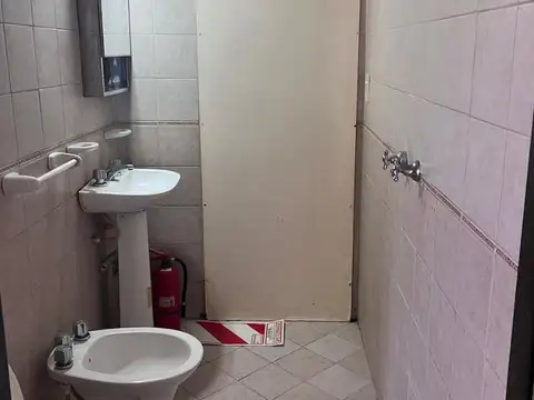 MONOAMBIENTE PB AL FRENTE COCINA CON MUEBLES Y BAÑO LUMINOSO
