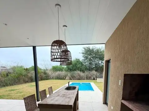 Casa en Alquiler con 4 cocheras