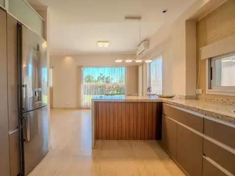 CASA VENTA AREA 60 4 DORMITORIOS PISCINA COCHERA