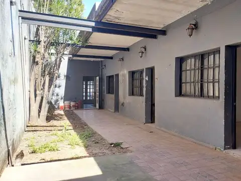 CASA EN ALQUILER COMERCIAL – 8 AMBIENTES CON PATIO