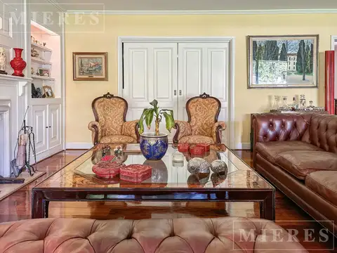 Casa en venta de estilo clásico en La Horqueta.