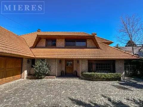 Casa en venta de estilo clásico en La Horqueta.