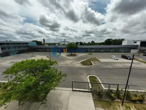 Oficina 5 ambientes con 8 baños