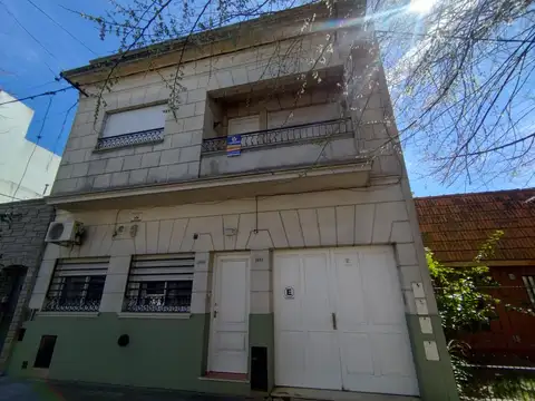 PH de 3 dormitorios con patio y cochera en alquiler en La Plata sobre Calle 57 [Cod: 161-1726]