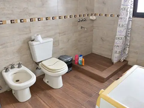 VENTA CASA DE 4 DORMITORIOS CON PATIO, TERRAZA Y COCHERA DOBLE – LAVALLE 3210, ROSARIO