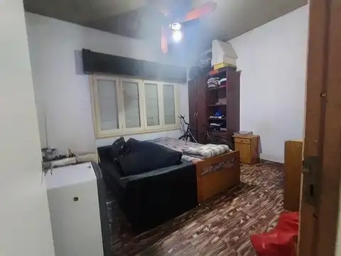 Casa 4 ambientes con amplio parque y cochera - G. de Laferrere.-