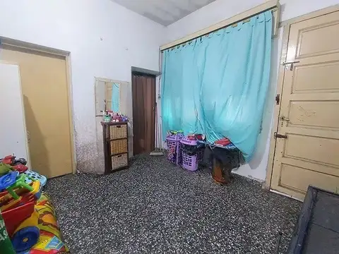 Casa 4 ambientes con amplio parque y cochera - G. de Laferrere.-