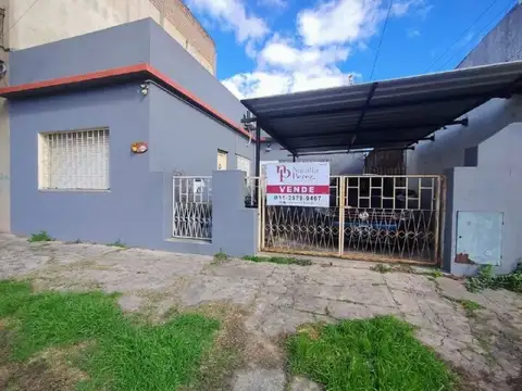 Casa 4 ambientes con amplio parque y cochera - G. de Laferrere.-