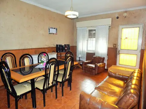 VENTA- Casa al frente de 2 Dormitorios con Cochera y Patio en Barrio Azcuénaga.