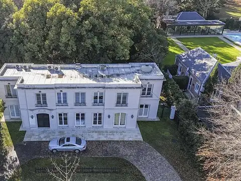 Señorial casa de dos plantas en venta en el Golf Club Argentino con vista a la cancha de golf.